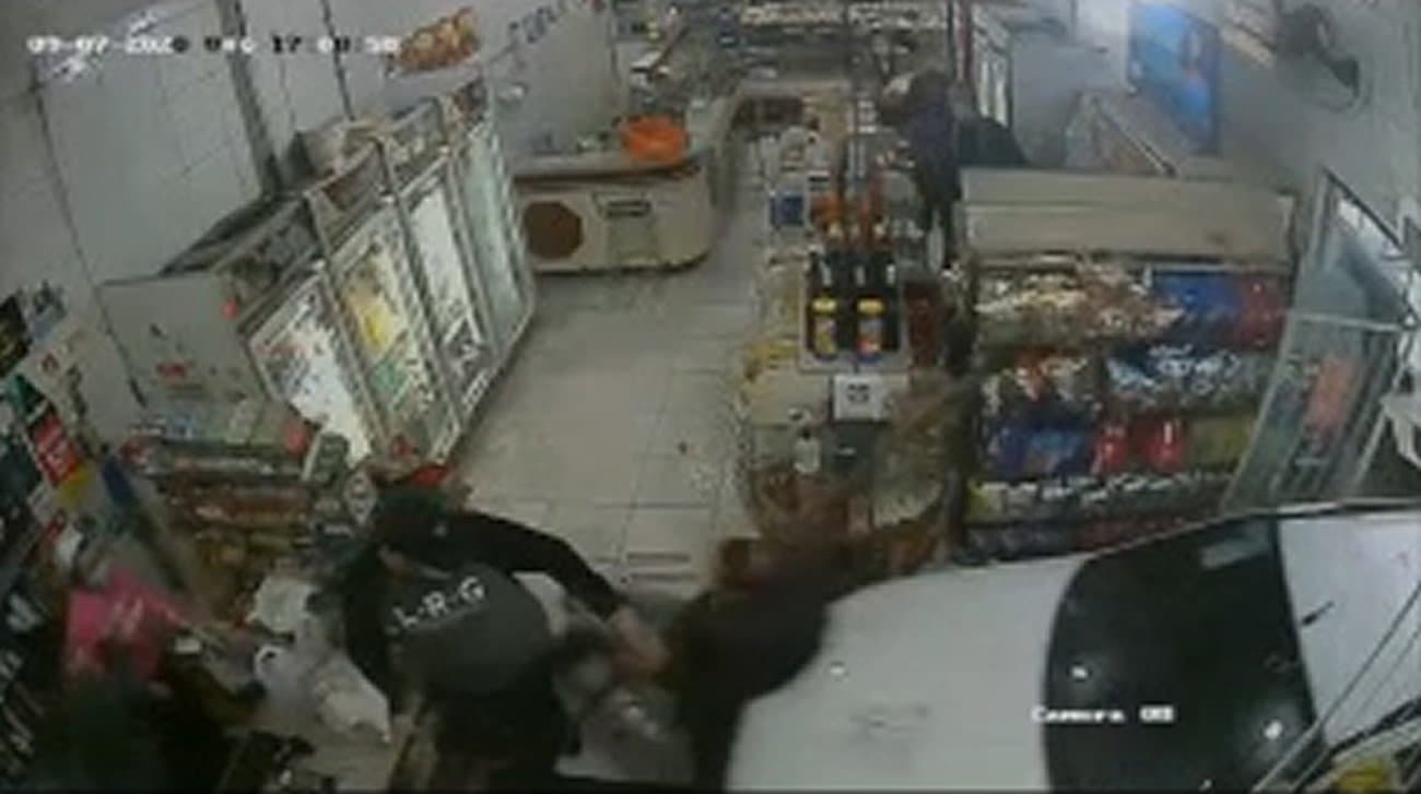 Veja o momento em que carro invade padaria, no Centro