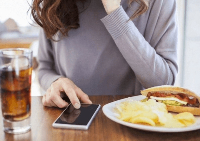 Você come mexendo no celular?