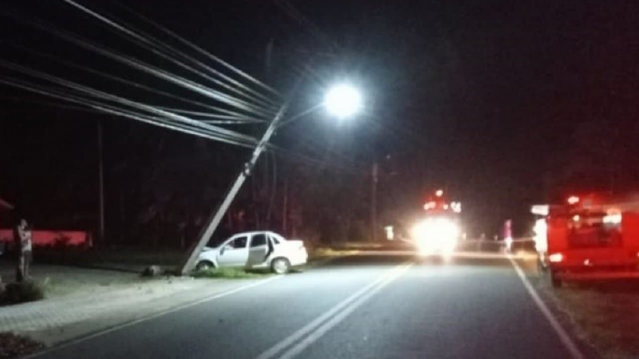 Carro bate em poste após pneu estourar, na SC-370