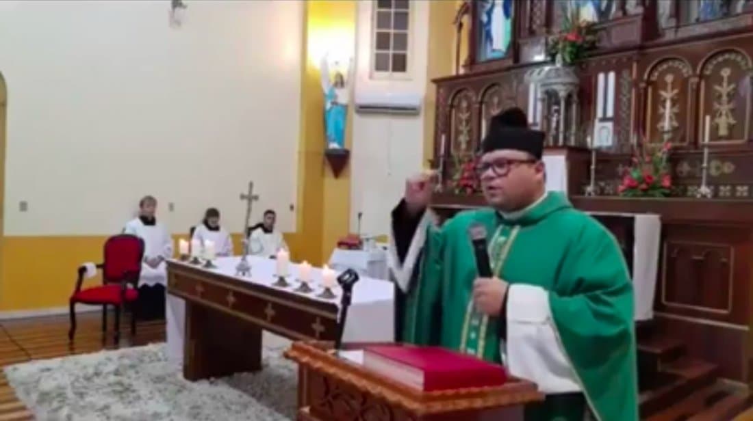 Após pressão de bispo, padre pede perdão e volta atrás sobre declaração de vacinas da covid-19