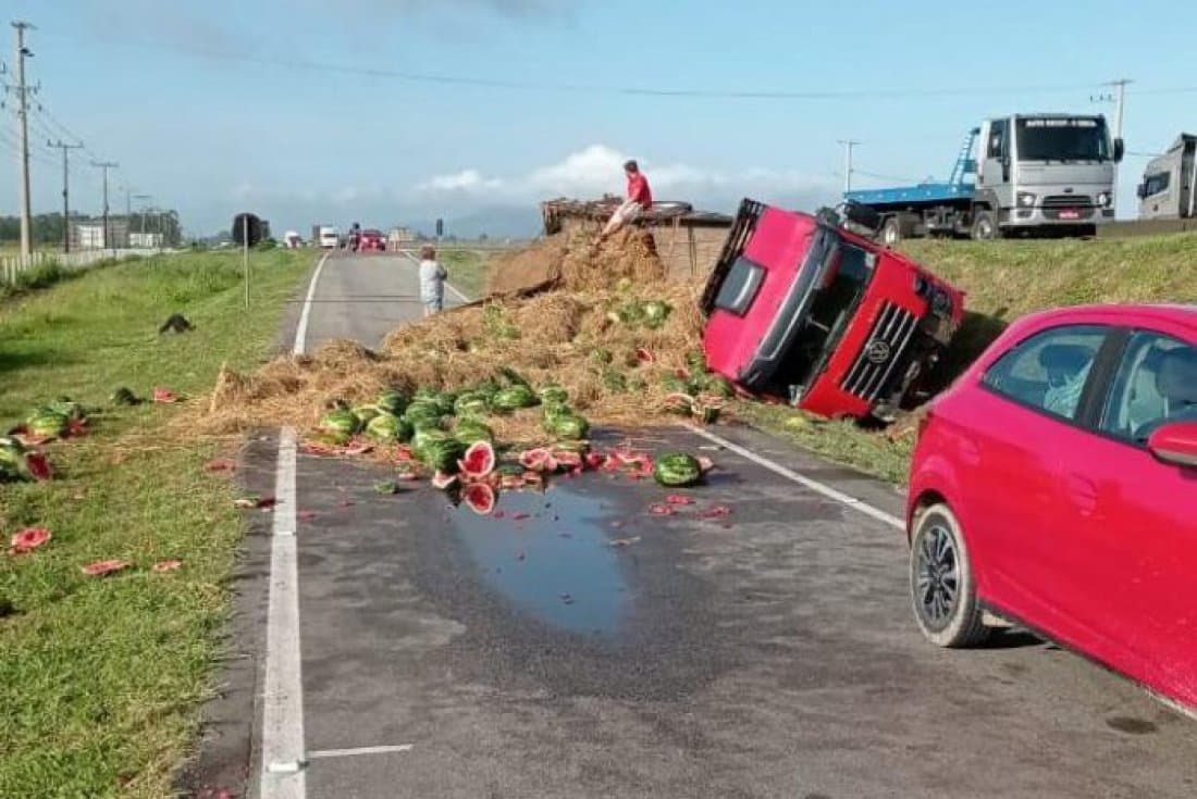 Caminhão tomba e deixa melancias espalhadas, em Laguna