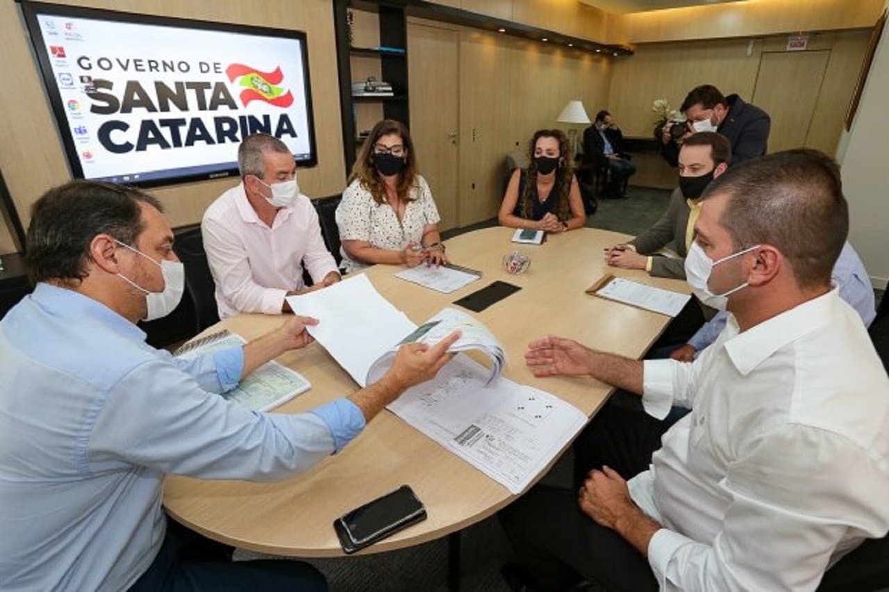 Governador recebe projeto de pavimentação da rodovia Felix Simon em Treze de Maio