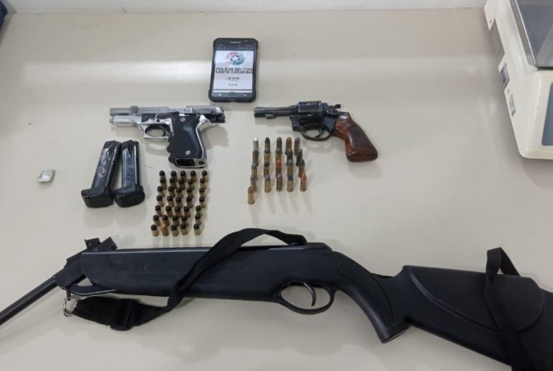 Armas de fogo são apreendidas e dois homens presos, em Tubarão