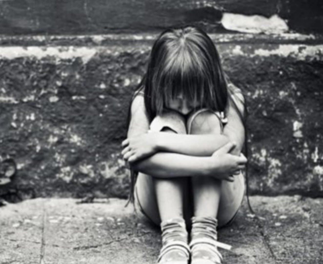 Criança de 2 anos é atropelada por caminhão e mãe é detida por omissão e abandono