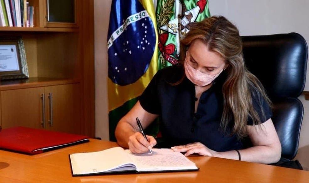 Daniela Reinehr passa a comandar o governo de SC