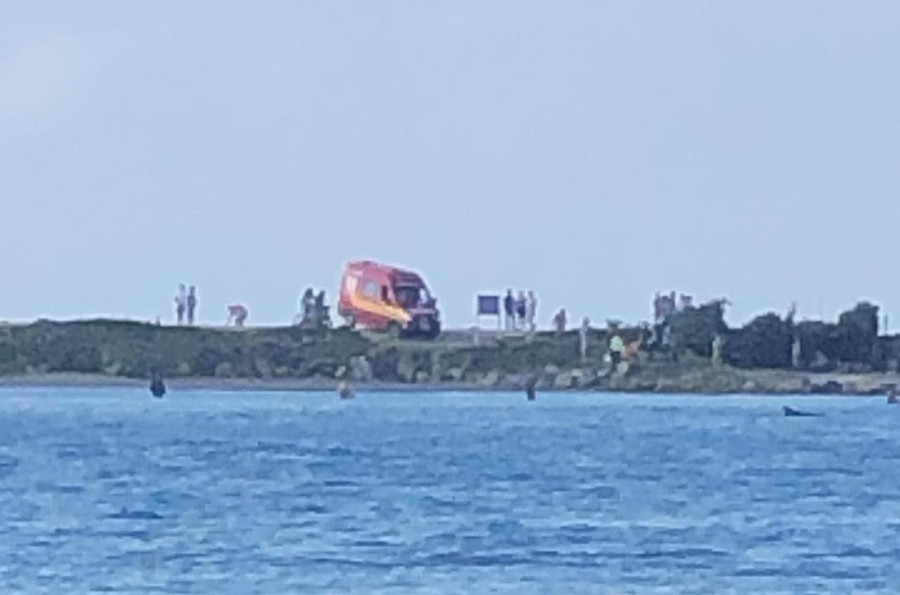 Jovem é resgatado por pescadores após se afogar, em Laguna