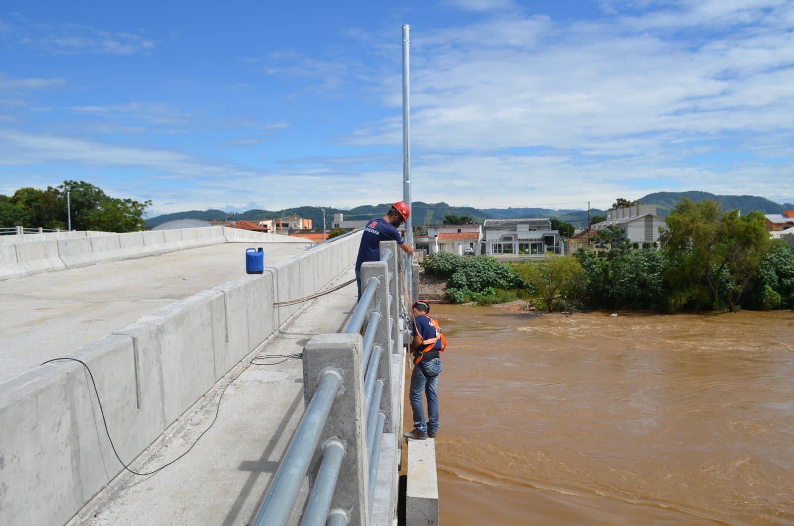 Montagem da iluminação da nova ponte de Tubarão é iniciada