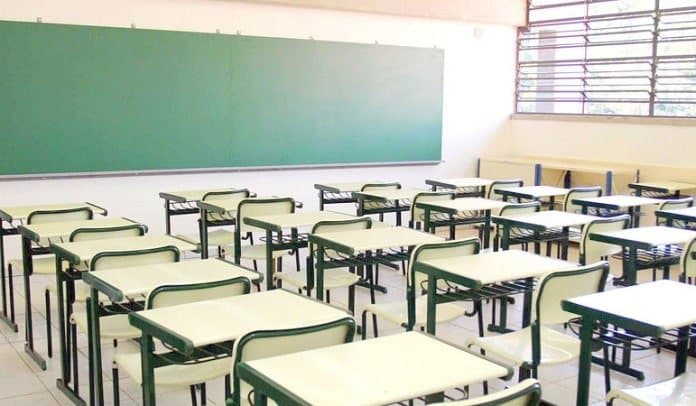 Aulas devem ser suspensas nesta terça-feira (9) por causa da passagem do ciclone