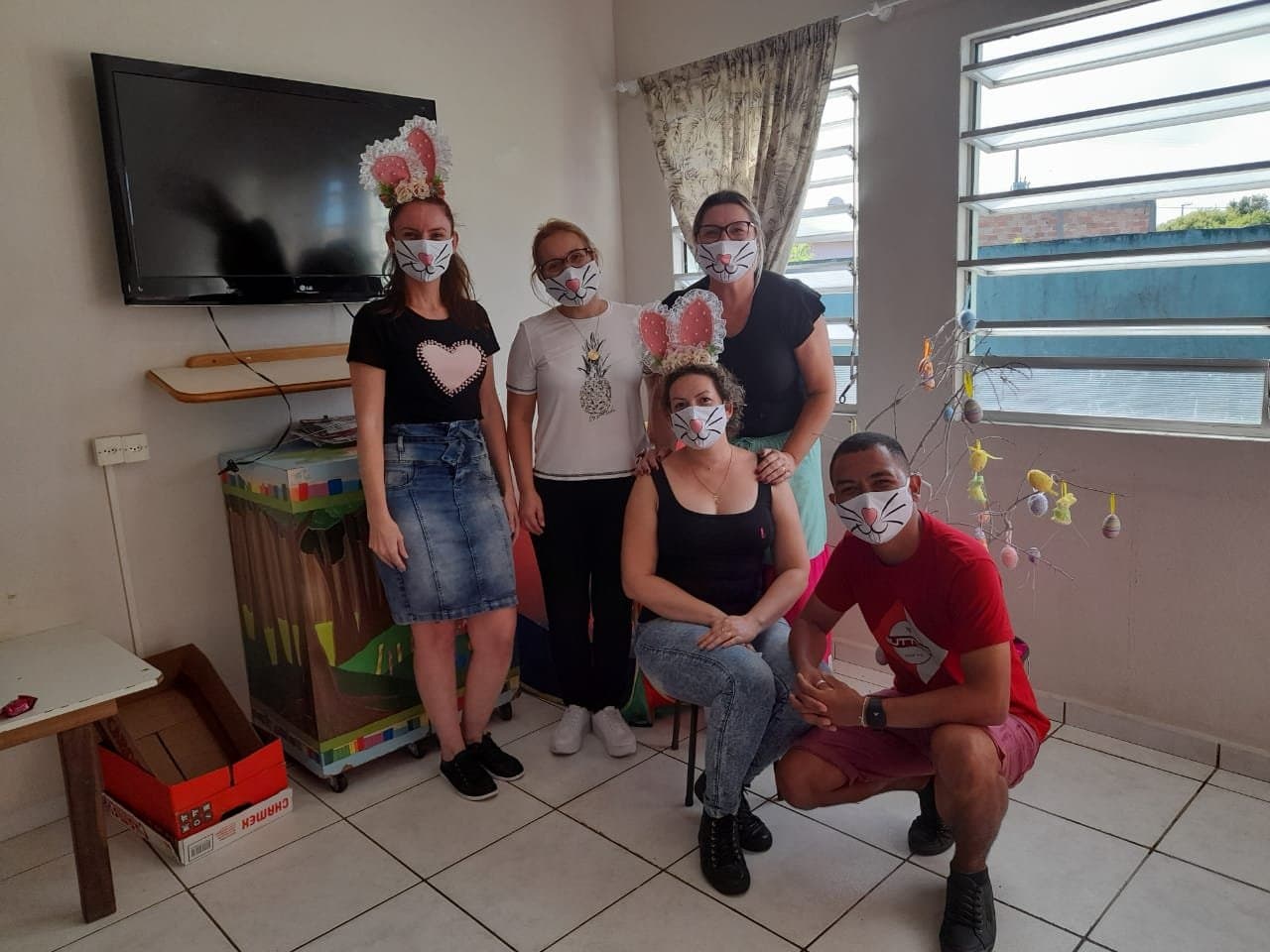 Equipe da Assistência Social distribui kits de Páscoa para crianças em abrigo