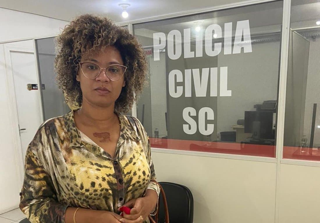 Homem é indiciado por chamar professora de “nega macaca”, em Laguna