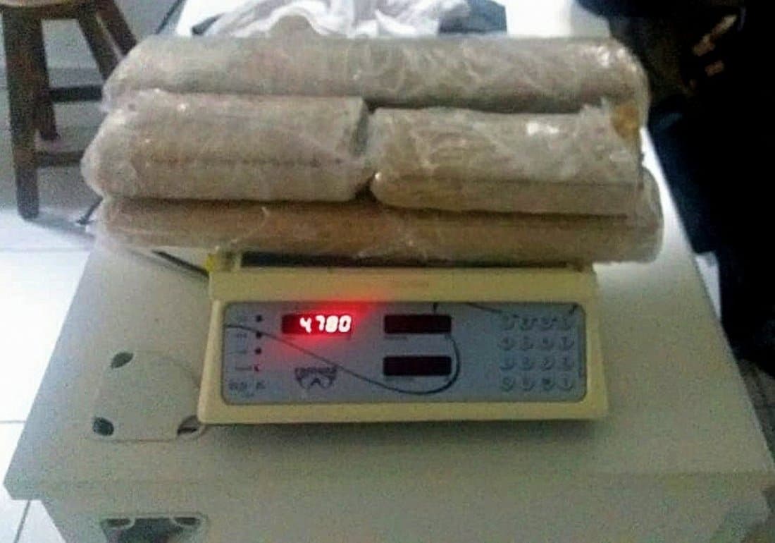 Quase 5kg de maconha são encontrados em carro de aplicativo de viagem