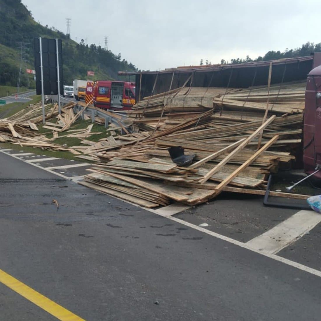 Carga fica espalhada na BR-101, em Tubarão, após caminhão tombar