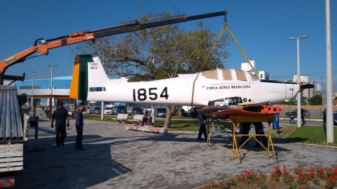 Praça Memorial Anita Garibaldi recebe aeronave da FAB