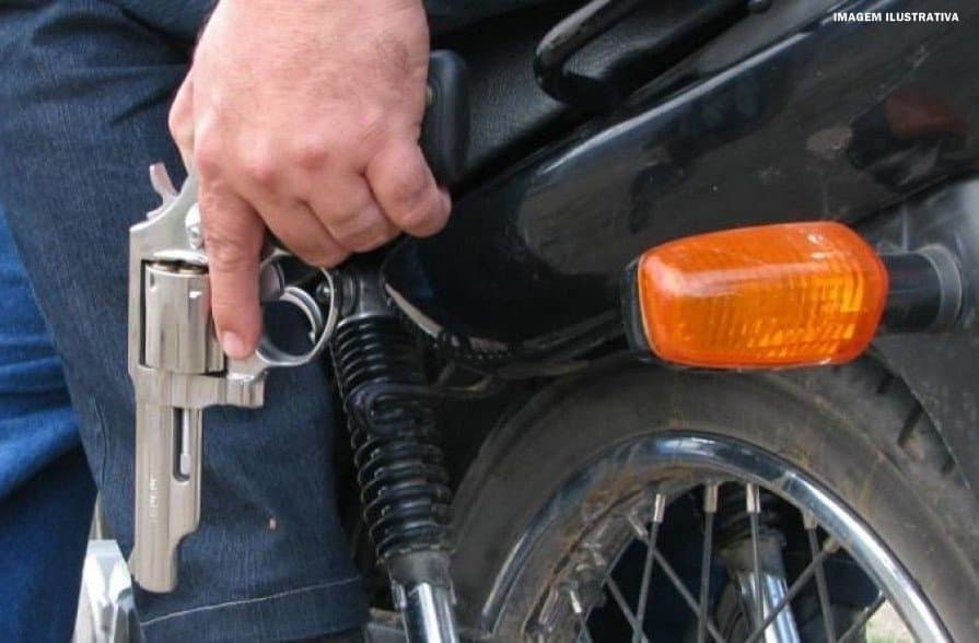 Após renderem, agredirem e ameaçarem casal, bandidos disparam tiros na fuga