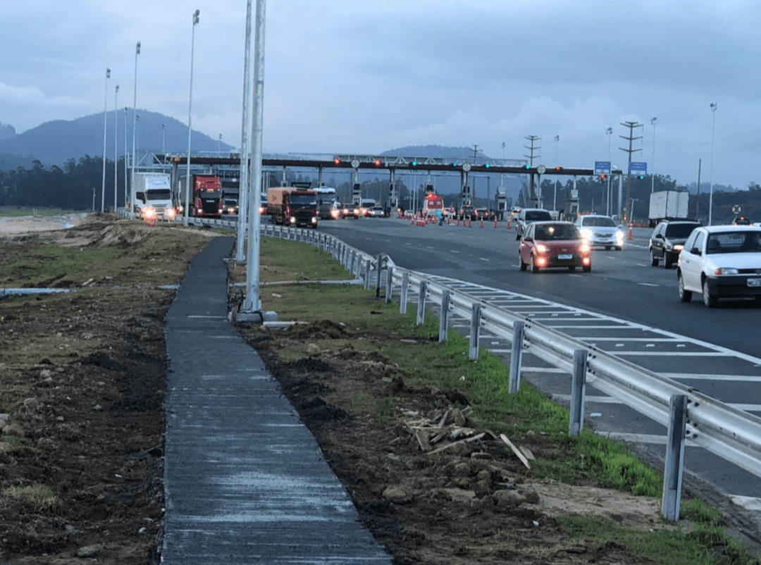 Passagem para ciclistas é construída na região do pedágio de Tubarão