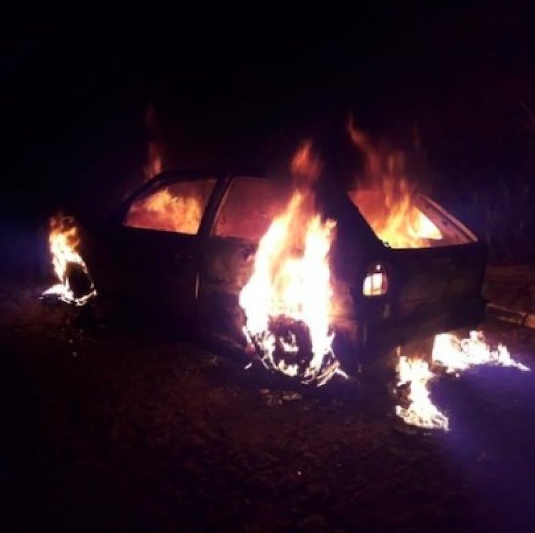 Carro é destruído por incêndio durante a madrugada