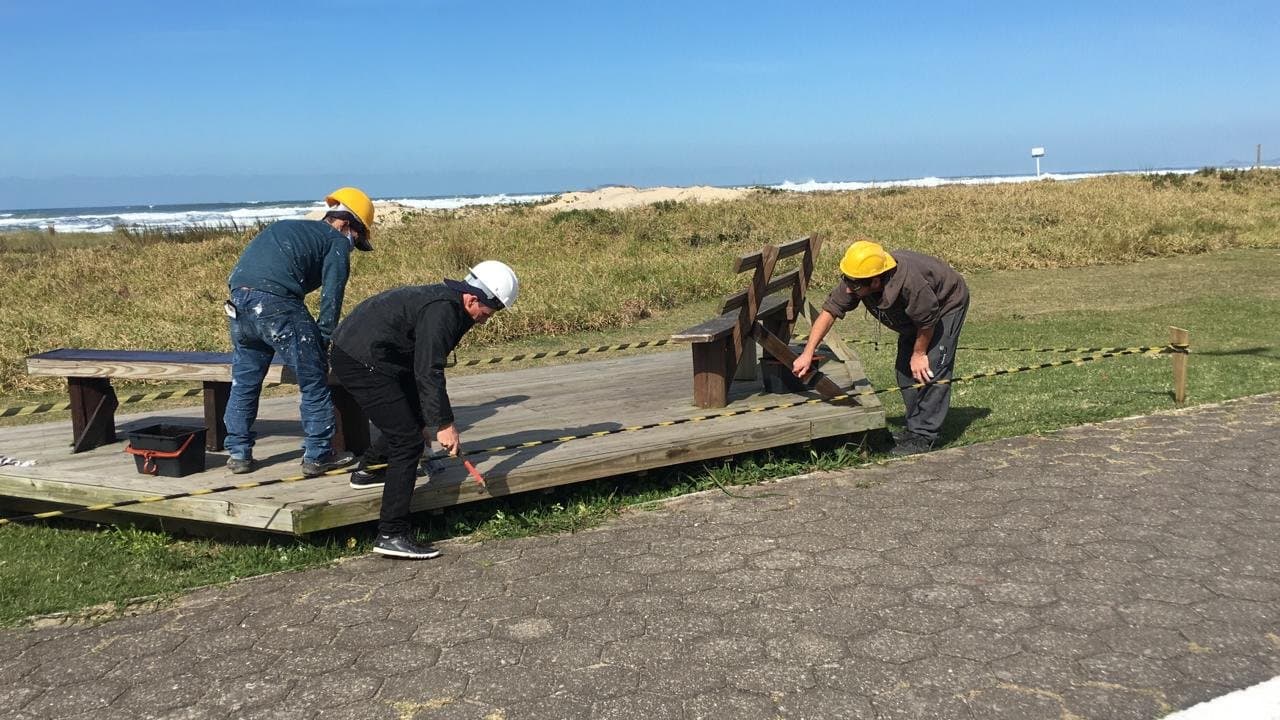 Decks das praias de Imbituba começam a ser revitalizados
