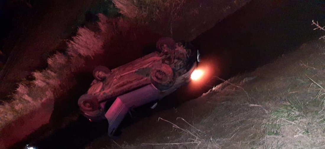 Jovem perde o controle e carro fica submerso em córrego