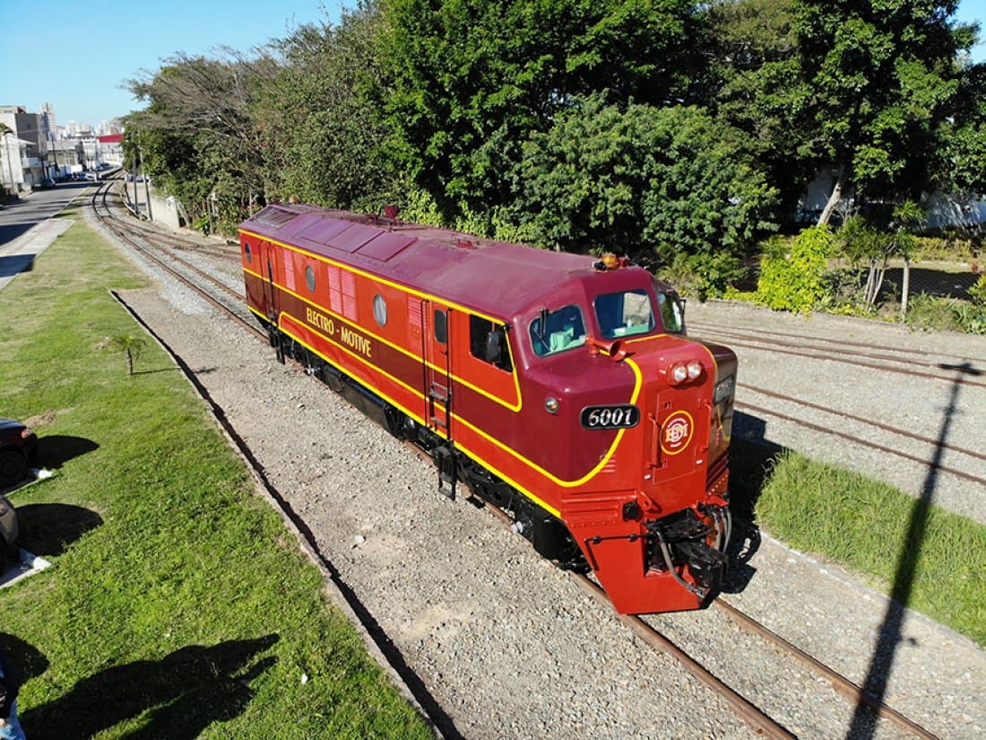 Locomotiva de 1953 volta a operar após restauração
