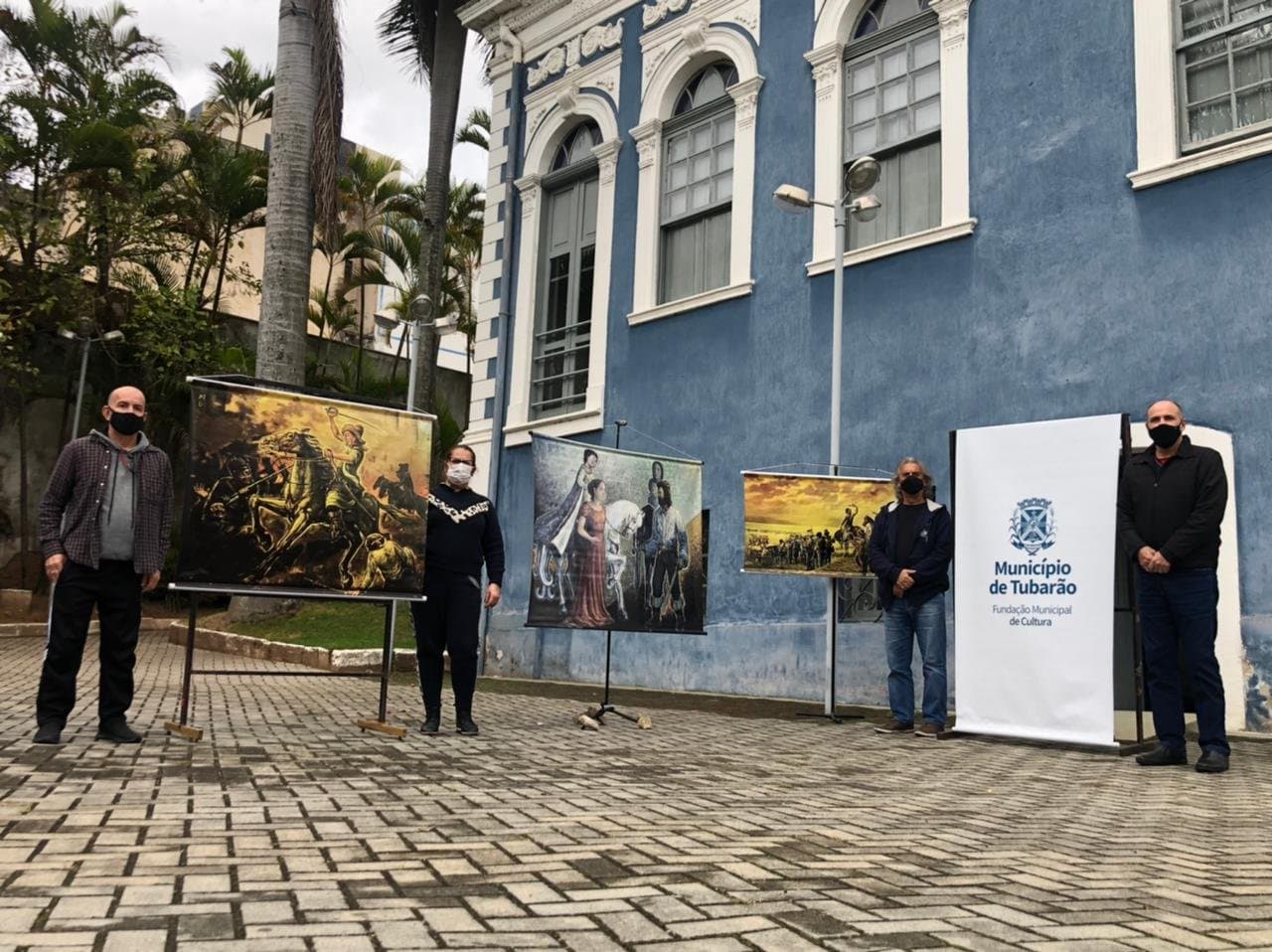 Réplicas de obras de Willy Zumblick sobre Anita Garibaldi são expostas ao lado da Casa da Cidade em Tubarão