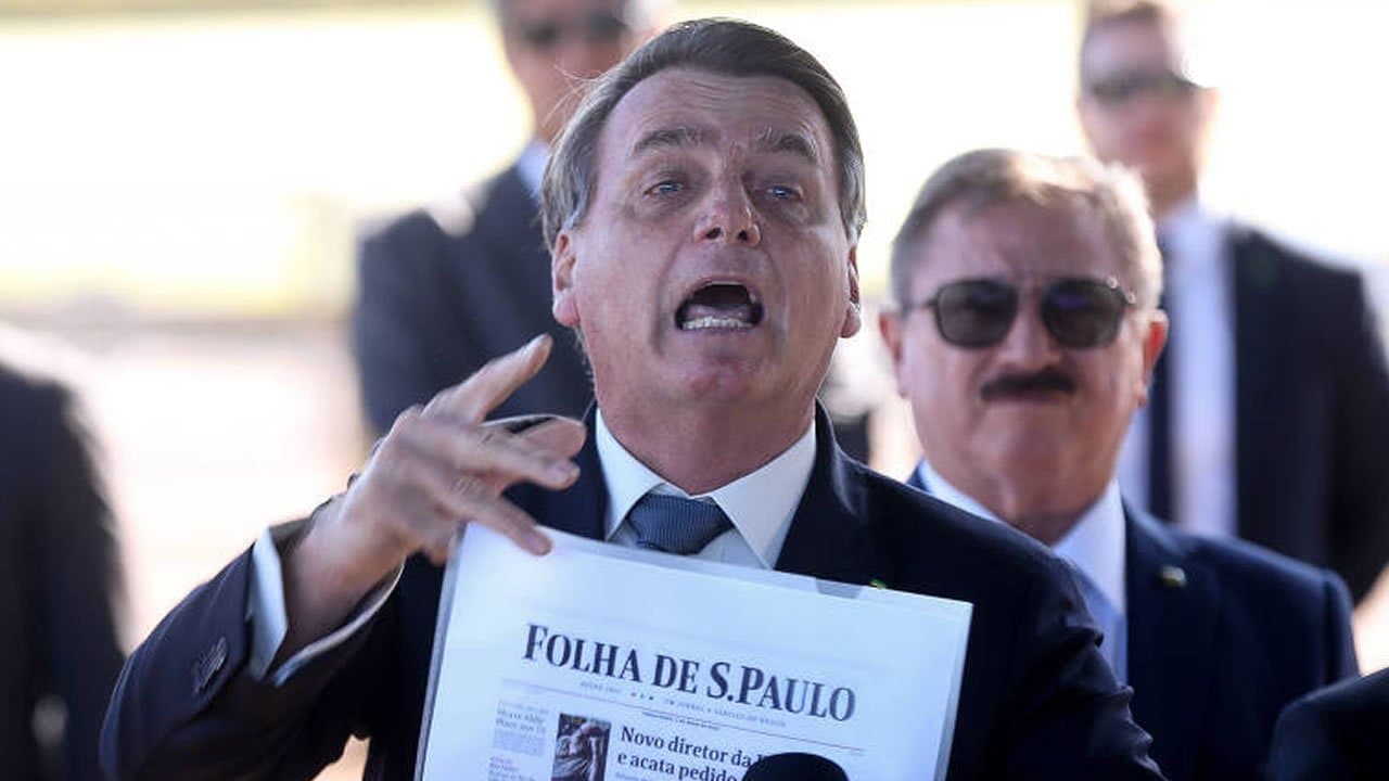 PRIMEIRA MÃO - Querendo atirar em Bolsonaro, Folha atrapalha a já conturbada vacinação