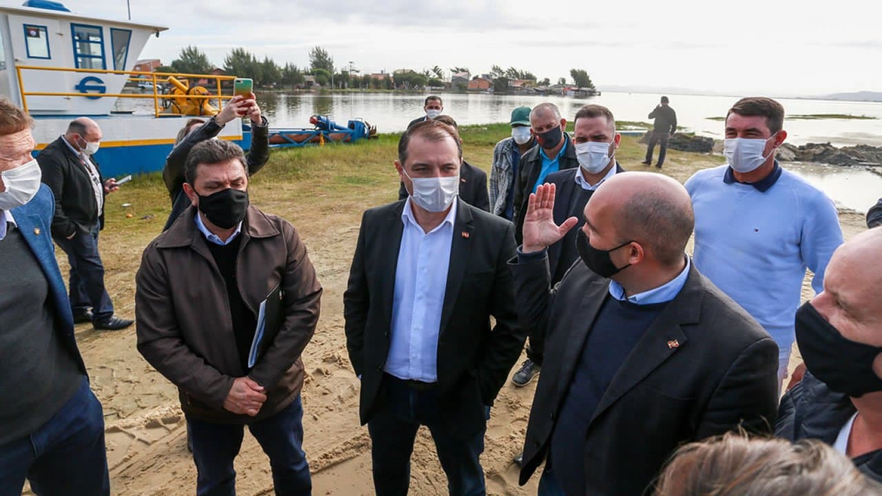 Governador celebra convênio para o desassoreamento do canal da Barra do Camacho