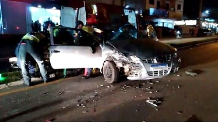 Motorista fica preso às ferragens após capotamento. Carro era furtado