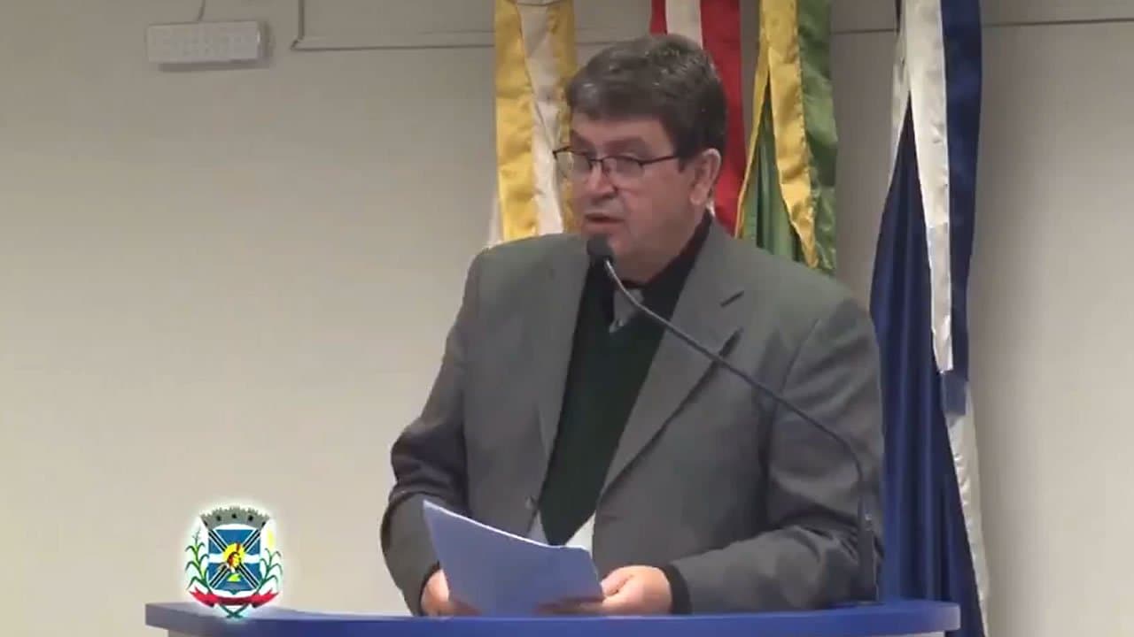 Comparado no legislativo a um carro na contramão