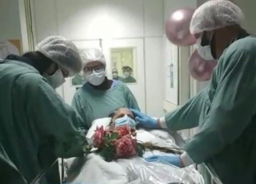 Paciente internada na UTI por 38 dias recebe alta