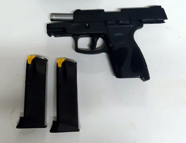 Motorista de aplicativo é flagrado com arma na BR-101