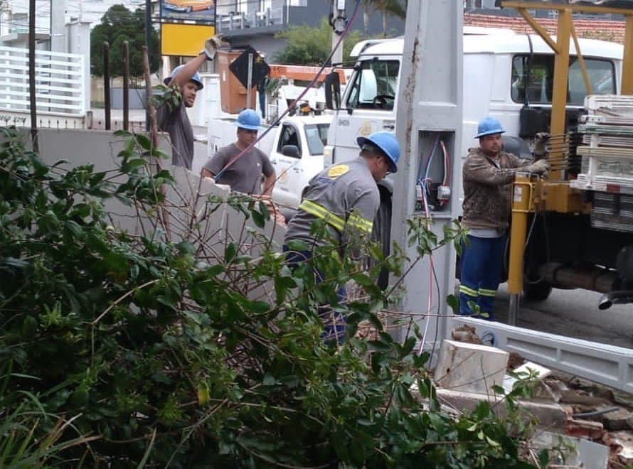 Caminhão desgovernado não invade loja por pouco