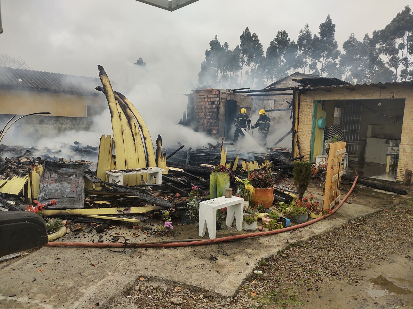 Idosa é retirada de casa por vizinho durante incêndio