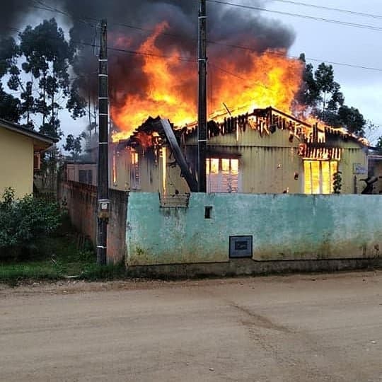 Neto cria campanha para ajudar avó que teve casa incendiada