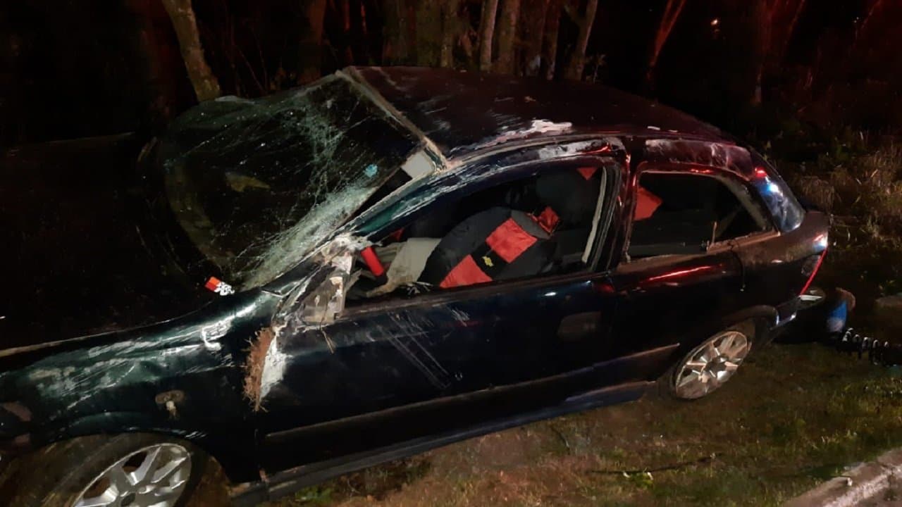 Carro com seis pessoas capota e adolescente fica ferido