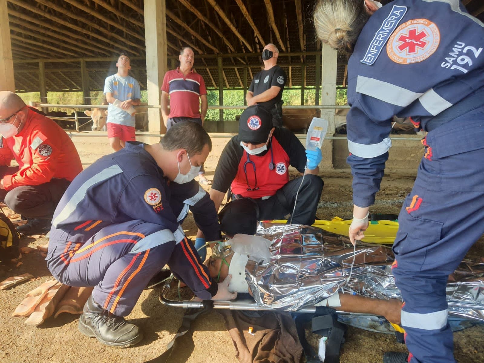 Homem cai do telhado e sofre politrauma