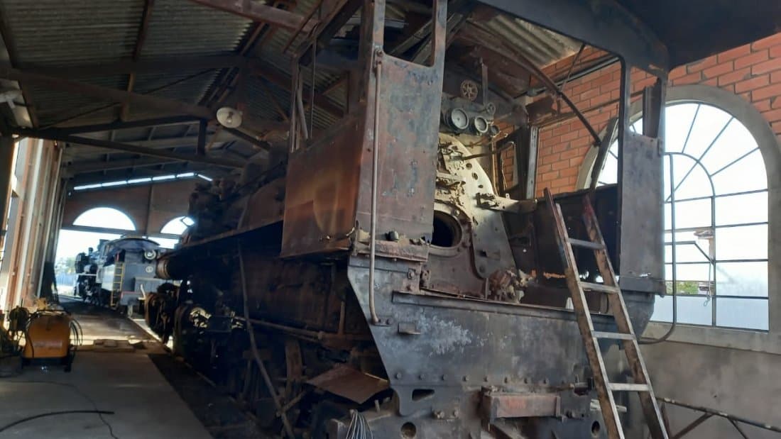 Locomotiva Mallet começa a ser restaurada em Tubarão