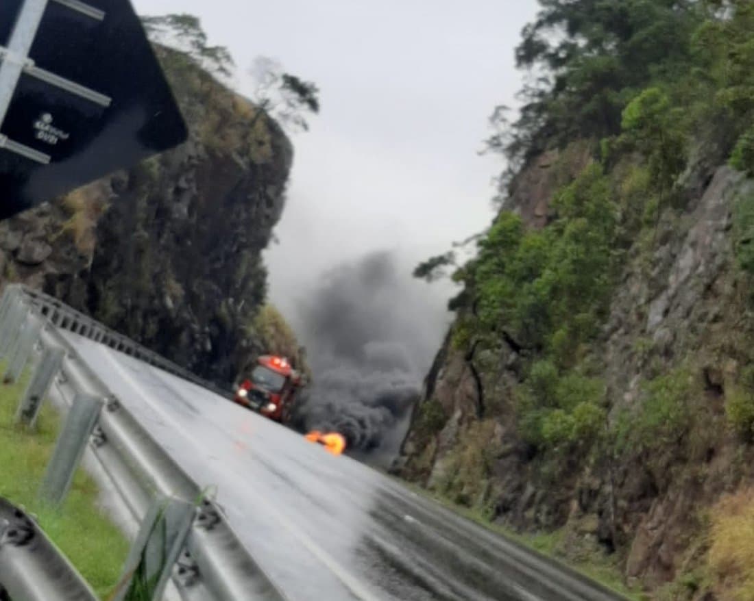 Manifestantes ateiam fogo em pneus e bloqueiam trecho da BR-101 em Tubarão