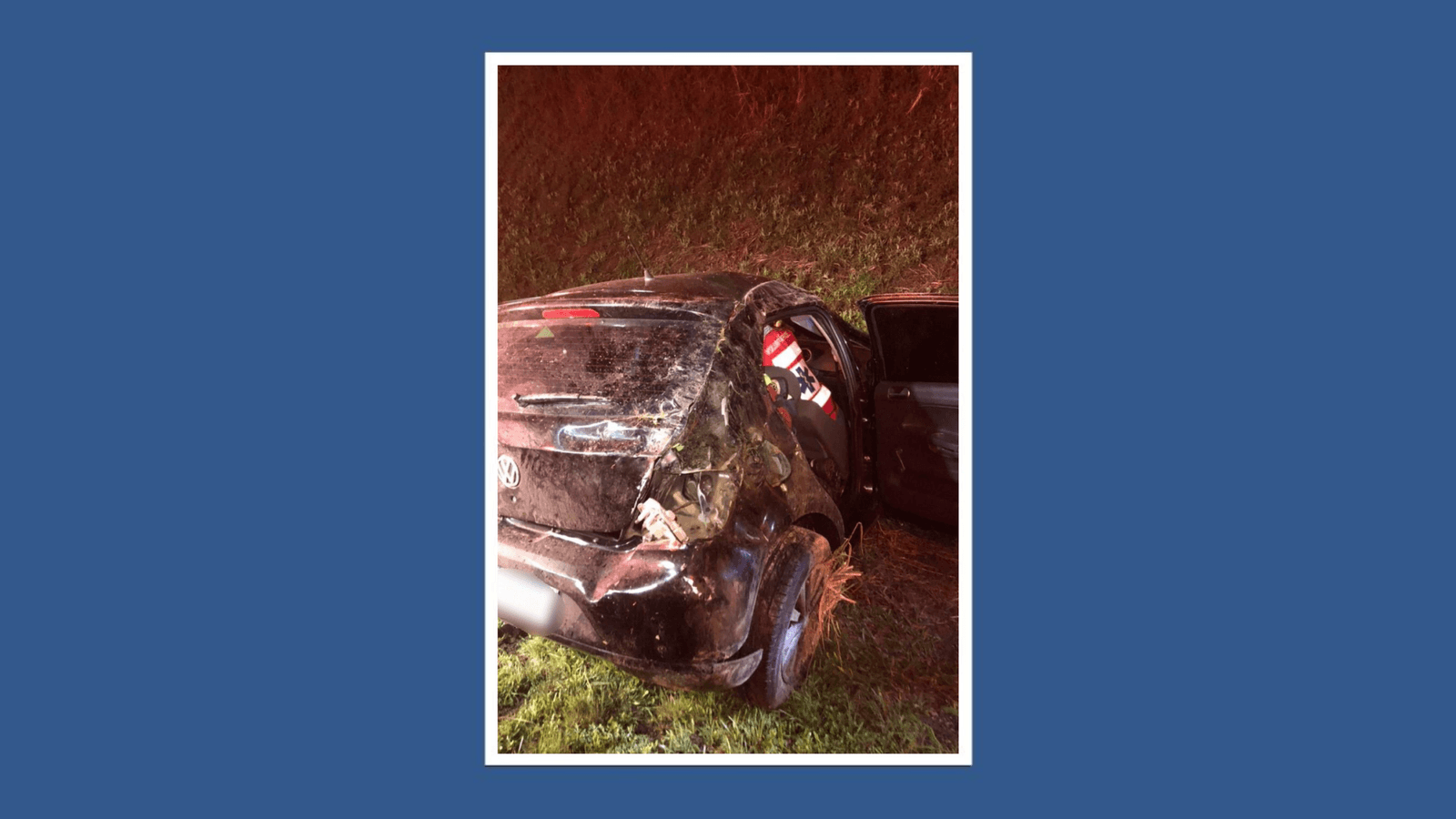 Motorista é levado ao hospital após capotar o carro na BR-101