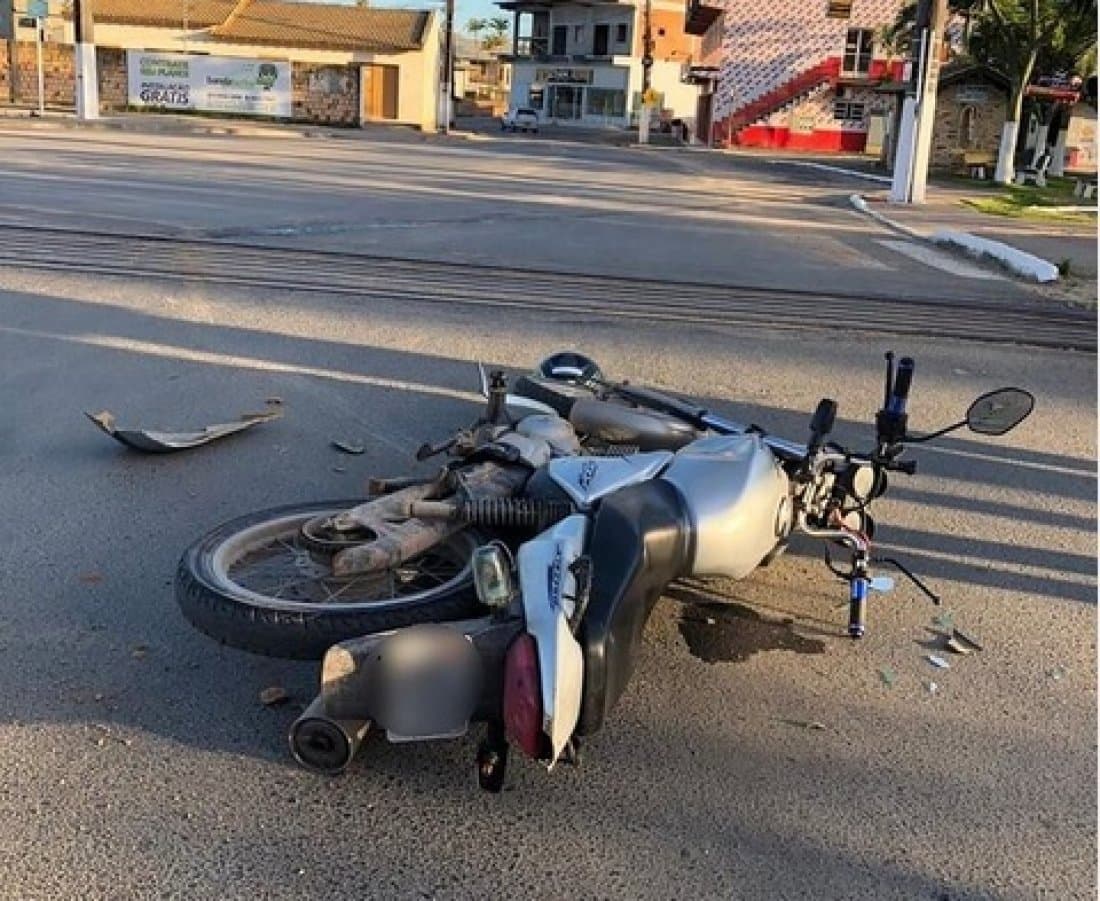 Carro colide com moto e motorista foge sem prestar socorro em Sangão