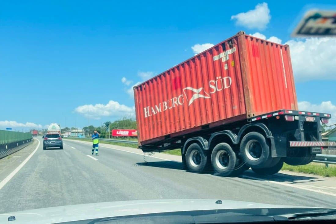 Carroceria se desprende de caminhão e provoca susto na BR-101