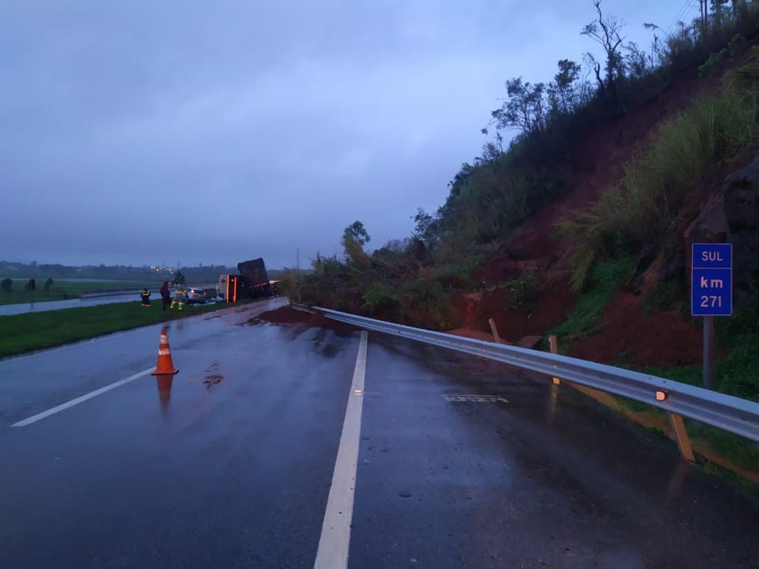 Desmoronamento de barreira interdita trecho da BR-101 em Imbituba
