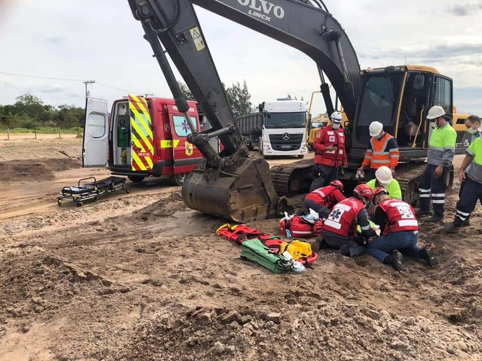 Bombeiros simulam resgate de trabalhador atingido por escavadeira
