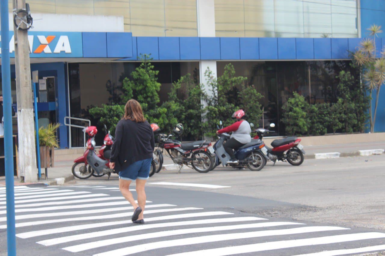 Faixas elevadas são instaladas em avenidas de Capivari de Baixo