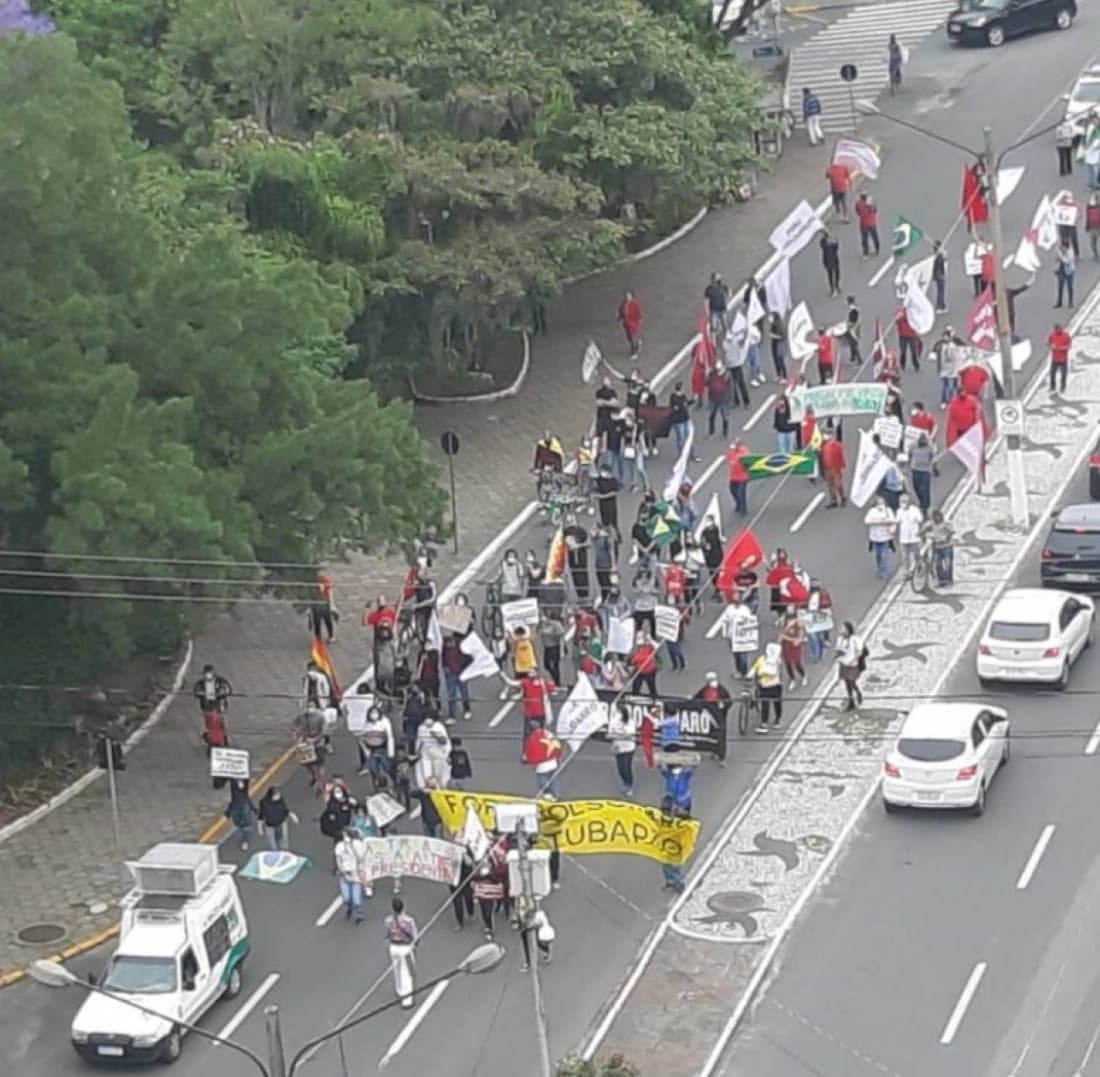 Manifestantes realizam passeata pedindo impeachment de Bolsonaro, em Tubarão