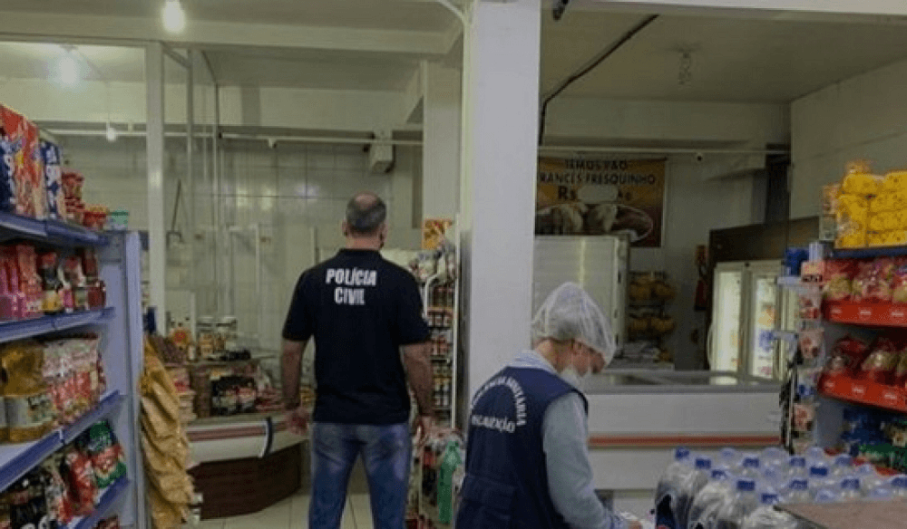 Mercados de Tubarão que vendiam alimentos vencidos e com fungo não têm alvará