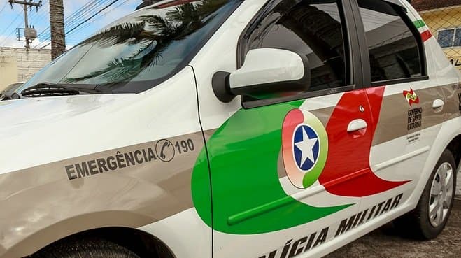 Moto com registro de furto é deixada em garagem de casa