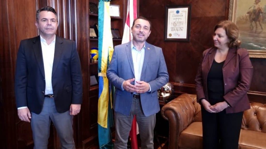 No Dia do Professor, governador anuncia bolsas de pós-graduação e incentivo para capacitação