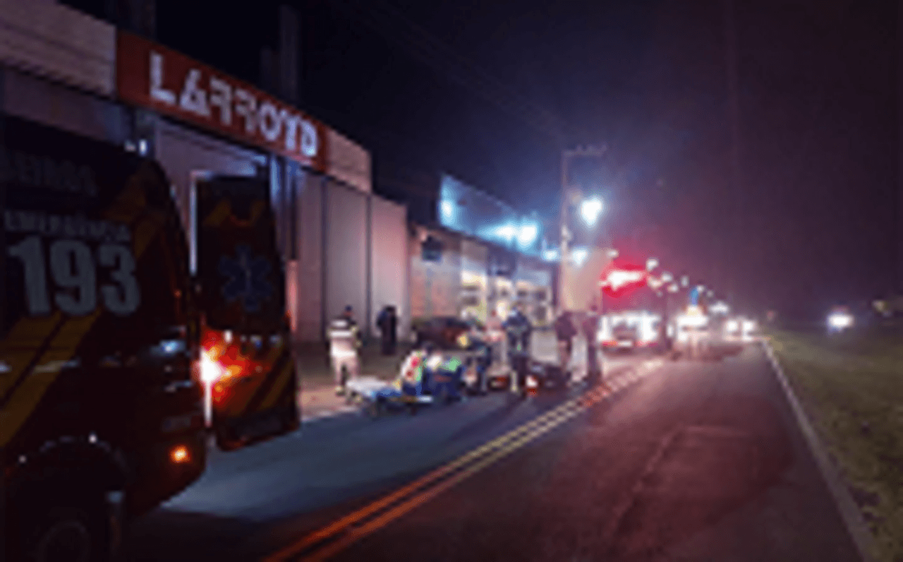 Acidente entre carro e moto deixa mulher ferida na BR-101, em Tubarão