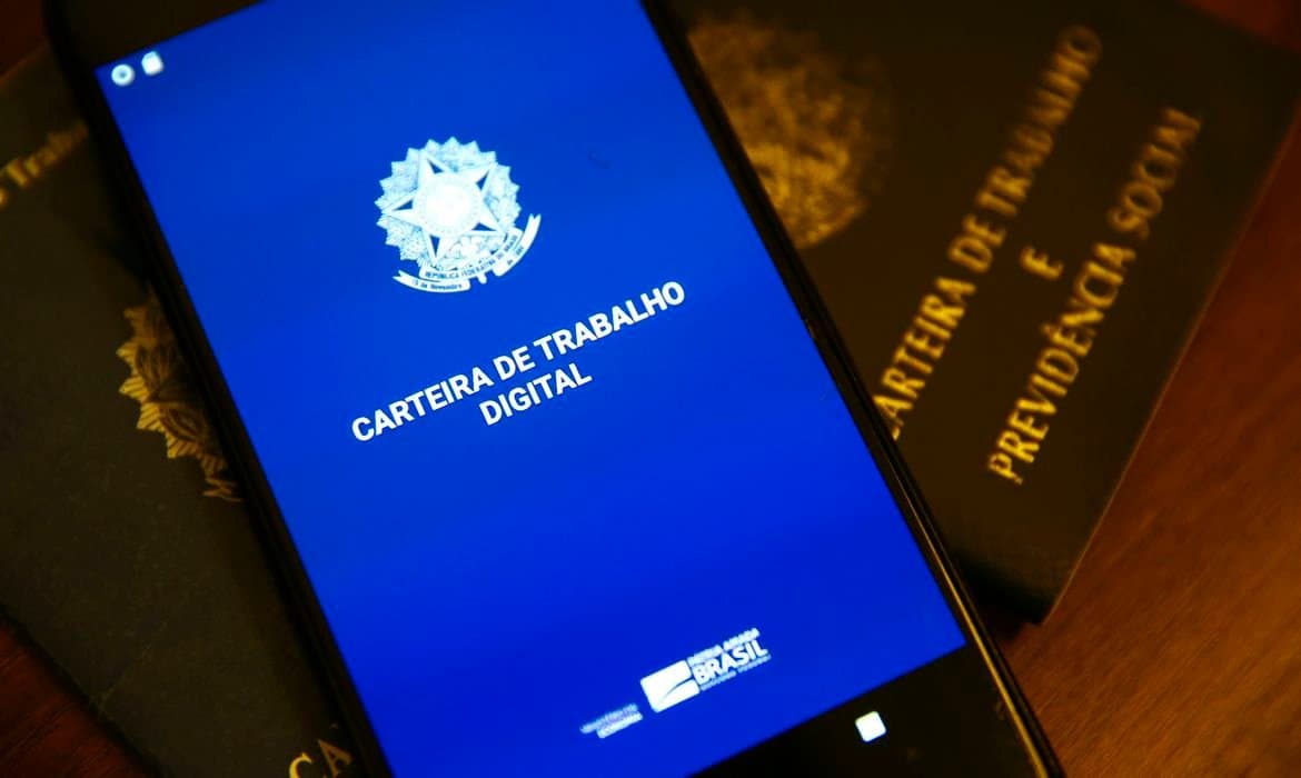 Aumentam os empregos formais e informais, mas rendimento médio cai