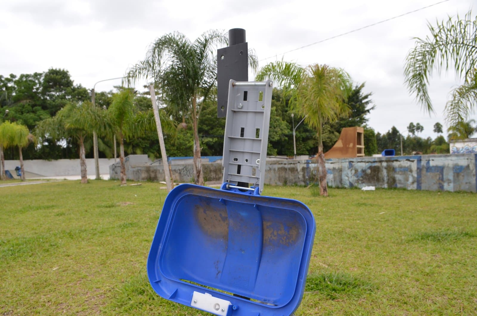 Lixeiras da Praça do Avião são alvo de furto e vandalismo